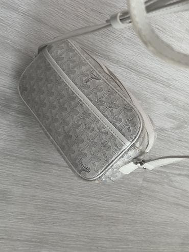 Goyard Сумка-кроссбоди в светло-сером цвете с фирменным геометрическим at lalafo.kg Goyard Сумка-кроссбоди в светло-сером цвете с фирменным геометрическим