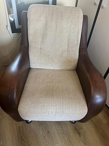Продаётся кресло Комбинированная обивка: кожа + ткань. Состояние at lalafo.kg Продаётся кресло Комбинированная обивка: кожа + ткань. Состояние