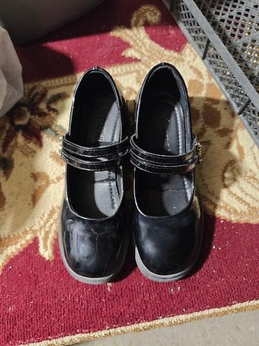 Детские/подростковые туфли Mary Jane, черные, на устойчивом каблуке at lalafo.kg Детские/подростковые туфли Mary Jane, черные, на устойчивом каблуке