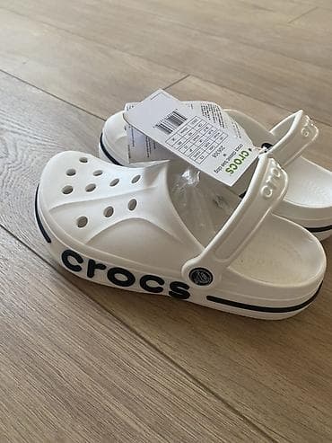 Crocs Classic с логотипом на подошве, цвет белый. Размер по ярлыку: EU at lalafo.kg Crocs Classic с логотипом на подошве, цвет белый. Размер по ярлыку: EU