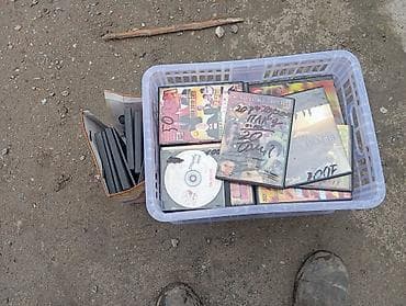 Коллекция DVD-дисков в коробках - Пластиковая корзина с большим at lalafo.kg Коллекция DVD-дисков в коробках - Пластиковая корзина с большим