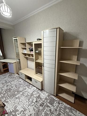 Модульная гостиная/стенка из ЛДСП в светлом дубе с акцентами at lalafo.kg Модульная гостиная/стенка из ЛДСП в светлом дубе с акцентами