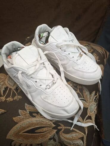 Мужские кроссовки, 39, Nike, Б/у, цвет - Белый, Самовывоз at lalafo.kg Мужские кроссовки, 39, Nike, Б/у, цвет - Белый, Самовывоз