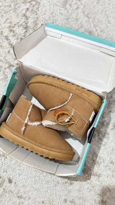 Детские утеплённые ботинки-угги, цвет светло-коричневый (карамель) at lalafo.kg Детские утеплённые ботинки-угги, цвет светло-коричневый (карамель)