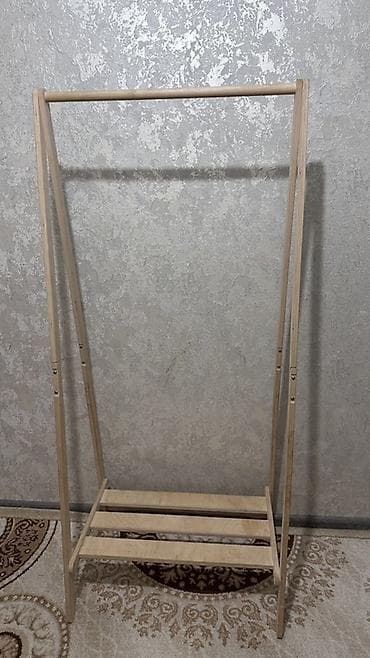 Напольная вешалка из дерева с полкой - Материал: массив/фанера at lalafo.kg Напольная вешалка из дерева с полкой - Материал: массив/фанера