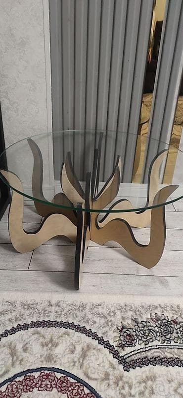 Журнальный столик с круглой стеклянной столешницей и ажурным at lalafo.kg Журнальный столик с круглой стеклянной столешницей и ажурным