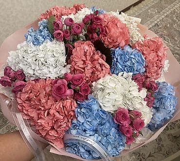 Авторский букет из гортензий и кустовых роз at lalafo.kg Авторский букет из гортензий и кустовых роз