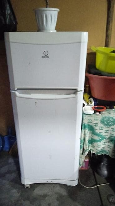 Холодильник Indesit, двухкамерный (верхняя камера — морозильник at lalafo.kg Холодильник Indesit, двухкамерный (верхняя камера — морозильник