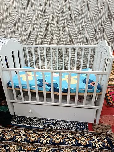 Детская кроватка с опускающейся боковиной и выдвижным ящиком. - at lalafo.kg Детская кроватка с опускающейся боковиной и выдвижным ящиком. -