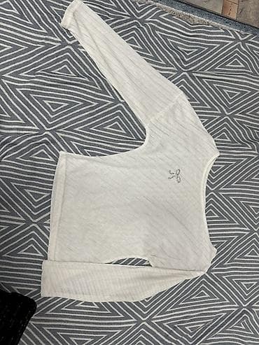 Топ, Трикотаж, Укороченная модель, Новый, M at lalafo.kg Топ, Трикотаж, Укороченная модель, Новый, M