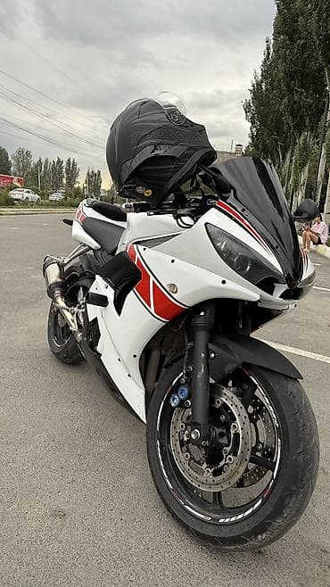 Спортбайк Yamaha YZF-R6 (600 кубов) (поколение 2006–2007) в фирменной at lalafo.kg Спортбайк Yamaha YZF-R6 (600 кубов) (поколение 2006–2007) в фирменной