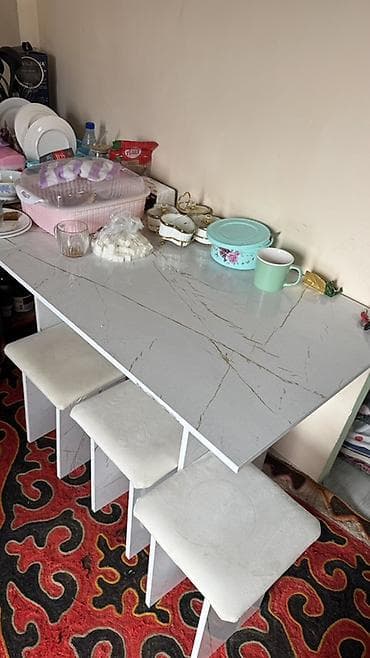 Кухонный стол и стул, цвет - Серый at lalafo.kg Кухонный стол и стул, цвет - Серый