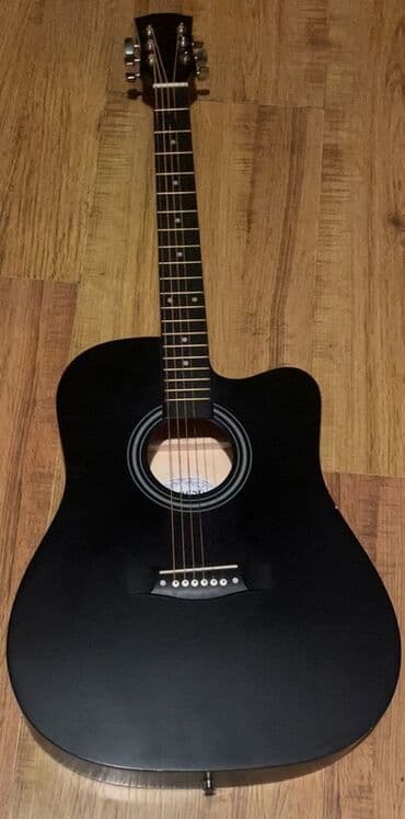 Акустическая гитара черного цвета с глянцевой отделкой корпуса at lalafo.kg Акустическая гитара черного цвета с глянцевой отделкой корпуса