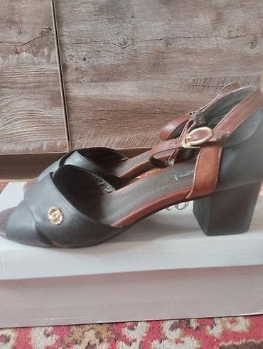 Женские босоножки на устойчивом каблуке. - Модель: открытые босоножки at lalafo.kg Женские босоножки на устойчивом каблуке. - Модель: открытые босоножки