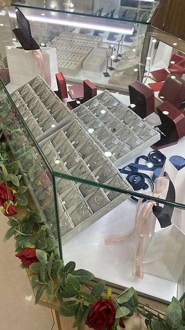 Сдается витрина в торговом центре ГУМ, 2 этаж, рядом с эскалатором at lalafo.kg Сдается витрина в торговом центре ГУМ, 2 этаж, рядом с эскалатором