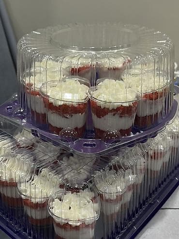 Порционные десерты в прозрачных стаканчиках-сердечках. Описание: - at lalafo.kg Порционные десерты в прозрачных стаканчиках-сердечках. Описание: -