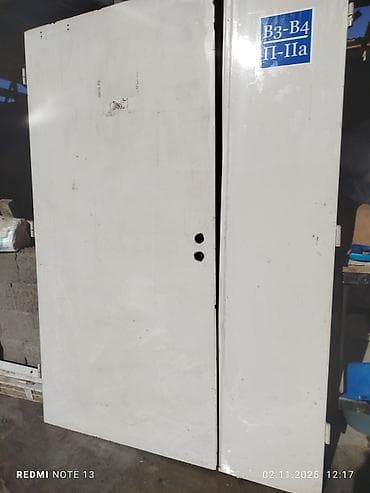 Металлическая дверь с фрамугой (распашная), окраска белая at lalafo.kg Металлическая дверь с фрамугой (распашная), окраска белая