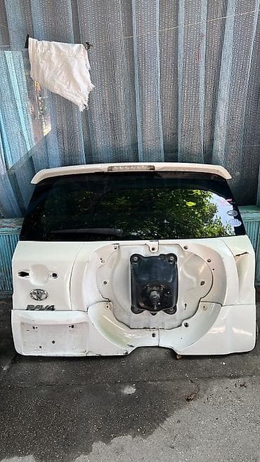 Крышка багажника Toyota, 2009 г., Б/у, Оригинал at lalafo.kg Крышка багажника Toyota, 2009 г., Б/у, Оригинал