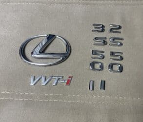 Шильдики на Lexus. Размер эмблемы 12x8,5 см Эмблема - 500 сом Надпись at lalafo.kg Шильдики на Lexus. Размер эмблемы 12x8,5 см Эмблема - 500 сом Надпись