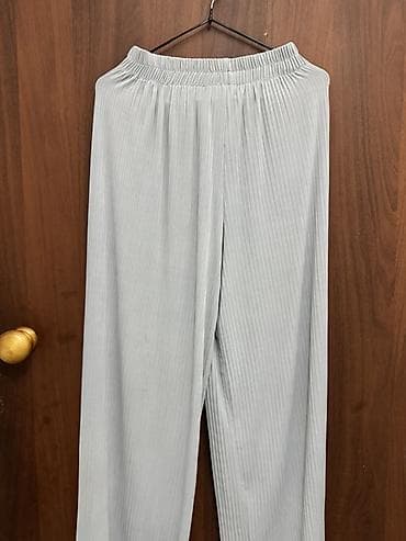 Прямые плиссированные брюки цвета светло-серый меланж. - Посадка at lalafo.kg Прямые плиссированные брюки цвета светло-серый меланж. - Посадка