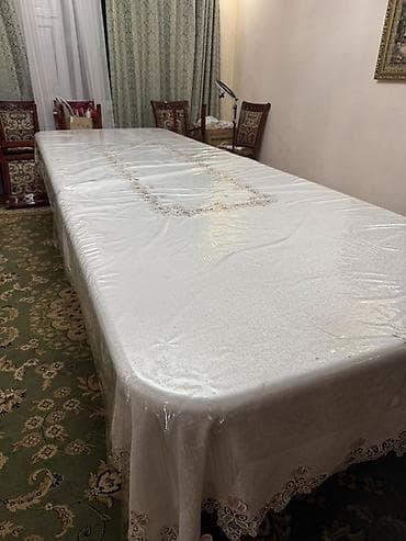 Большой обеденный стол из массива/шпон под тёмное дерево. Ширина at lalafo.kg Большой обеденный стол из массива/шпон под тёмное дерево. Ширина