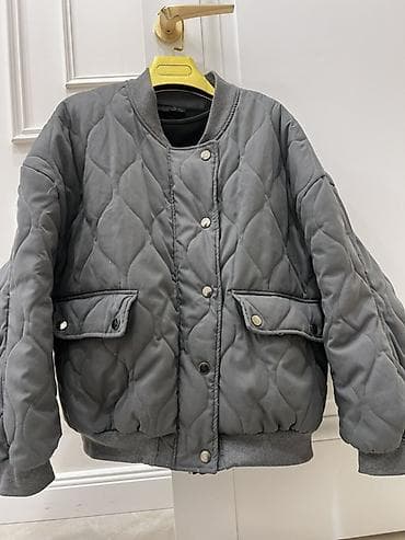 Стеганая куртка-бомбер серого цвета. - Теплая стежка с волнообразным at lalafo.kg Стеганая куртка-бомбер серого цвета. - Теплая стежка с волнообразным