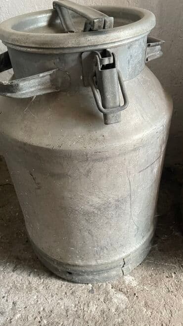 Срочно продаются 2 фляги! 40 л Алюминиевая молочная фляга с at lalafo.kg Срочно продаются 2 фляги! 40 л Алюминиевая молочная фляга с