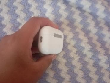 Беспроводные наушники-вкладыши с зарядным кейсом (белые) airpods pro at lalafo.kg Беспроводные наушники-вкладыши с зарядным кейсом (белые) airpods pro