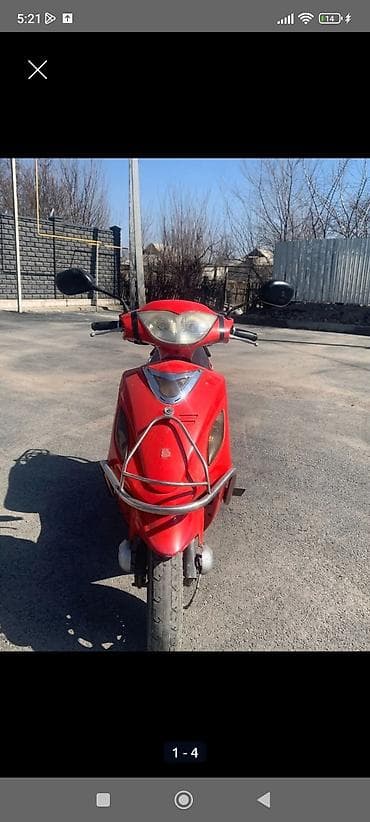 Скутер бензиновый, красный цвет, классический городской дизайн at lalafo.kg Скутер бензиновый, красный цвет, классический городской дизайн