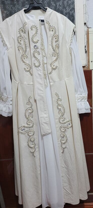 Нарядное белое платье в восточном стиле с накидкой и декоративным at lalafo.kg Нарядное белое платье в восточном стиле с накидкой и декоративным