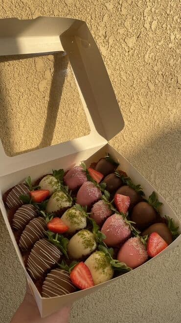 Клубника в шоколаде — подарочные наборы в коробке. - Ассорти свежей at lalafo.kg Клубника в шоколаде — подарочные наборы в коробке. - Ассорти свежей