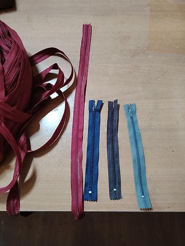 Набор молний, включающий рулон молнии бордового цвета и несколько at lalafo.kg Набор молний, включающий рулон молнии бордового цвета и несколько