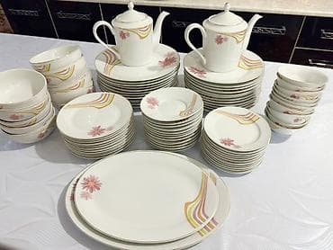 Фарфоровый столовый и чайный сервиз с цветочным орнаментом - at lalafo.kg Фарфоровый столовый и чайный сервиз с цветочным орнаментом -
