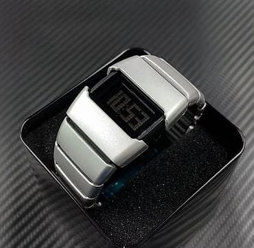 Цифровые наручные часы в футуристическом стиле - Корпус и браслет в at lalafo.kg Цифровые наручные часы в футуристическом стиле - Корпус и браслет в