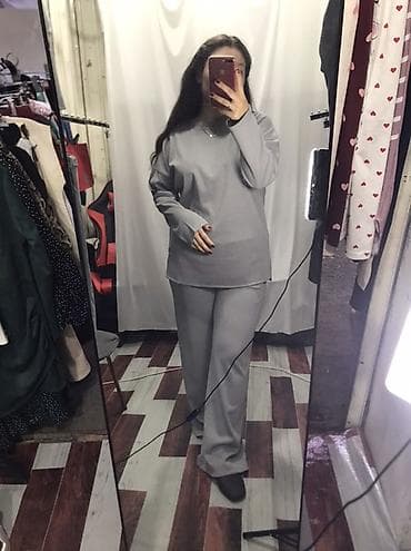 Женский костюм-двойка, однотонный серый. - Состав: мягкий трикотаж at lalafo.kg Женский костюм-двойка, однотонный серый. - Состав: мягкий трикотаж