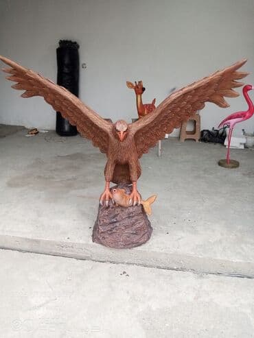 Большая статуя орла с широко расправленными крыльями, выполненная в at lalafo.kg Большая статуя орла с широко расправленными крыльями, выполненная в