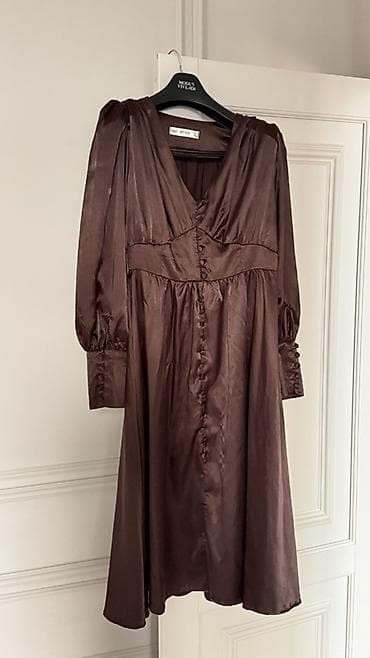 Платье шоколадного цвета из атласной ткани с благородным сатиновым at lalafo.kg Платье шоколадного цвета из атласной ткани с благородным сатиновым