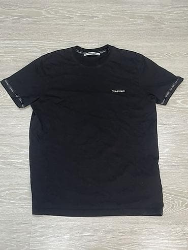 Футболка Calvin Klein Jeans - Цвет: черный - Модель: базовая футболка at lalafo.kg Футболка Calvin Klein Jeans - Цвет: черный - Модель: базовая футболка