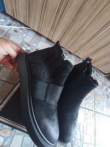 Черные кожаные ботинки-челси на платформе. Описание: - Материал at lalafo.kg Черные кожаные ботинки-челси на платформе. Описание: - Материал