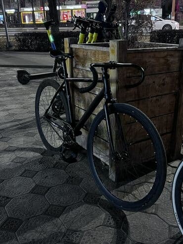 Фиксед-гир/синглспид шоссейного типа в матово-чёрной расцветке at lalafo.kg Фиксед-гир/синглспид шоссейного типа в матово-чёрной расцветке