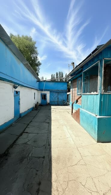 Дом, 200 м², 5 комнат, Собственник, Старый ремонт at lalafo.kg Дом, 200 м², 5 комнат, Собственник, Старый ремонт