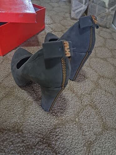 Продаю женские туфли, 39 размер, отличное состояние, замшевые at lalafo.kg Продаю женские туфли, 39 размер, отличное состояние, замшевые