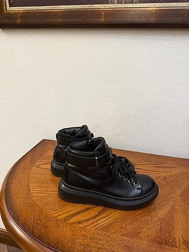 Пара черных ботинок на толстой подошве, выполненных в минималистичном at lalafo.kg Пара черных ботинок на толстой подошве, выполненных в минималистичном