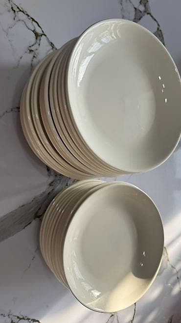 Набор белой посуды из керамики/фарфора в классическом минималистичном at lalafo.kg Набор белой посуды из керамики/фарфора в классическом минималистичном