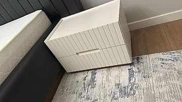 Спальный гарнитур в современном стиле, с вертикальной рифлёной at lalafo.kg Спальный гарнитур в современном стиле, с вертикальной рифлёной