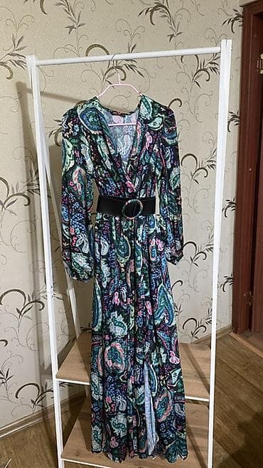 Длинное женское платье с поясом - Фасон: макси, свободный at lalafo.kg Длинное женское платье с поясом - Фасон: макси, свободный