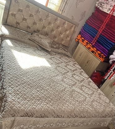 Двуспальная кровать, Б/у, С мягким изголовьем, длина - 200 см at lalafo.kg Двуспальная кровать, Б/у, С мягким изголовьем, длина - 200 см