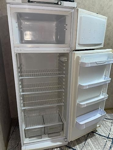 Холодильник Indesit, двухкамерный, белого цвета at lalafo.kg Холодильник Indesit, двухкамерный, белого цвета