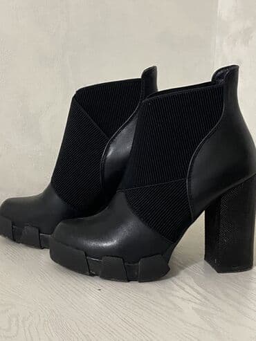 Женские ботильоны на высоком устойчивом каблуке. - Цвет: чёрный - at lalafo.kg Женские ботильоны на высоком устойчивом каблуке. - Цвет: чёрный -