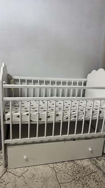 Детская кроватка с маятниковым механизмом Идеально подходит для at lalafo.kg Детская кроватка с маятниковым механизмом Идеально подходит для